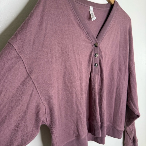 ALO YOGA Alolux Soho Cropped Henley Top Sz L Mauve V-Neck - Picture 4 of 6